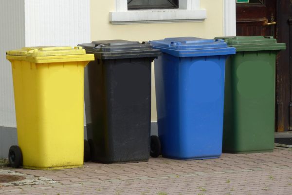 bidoni rifiuti raccolta differenziata